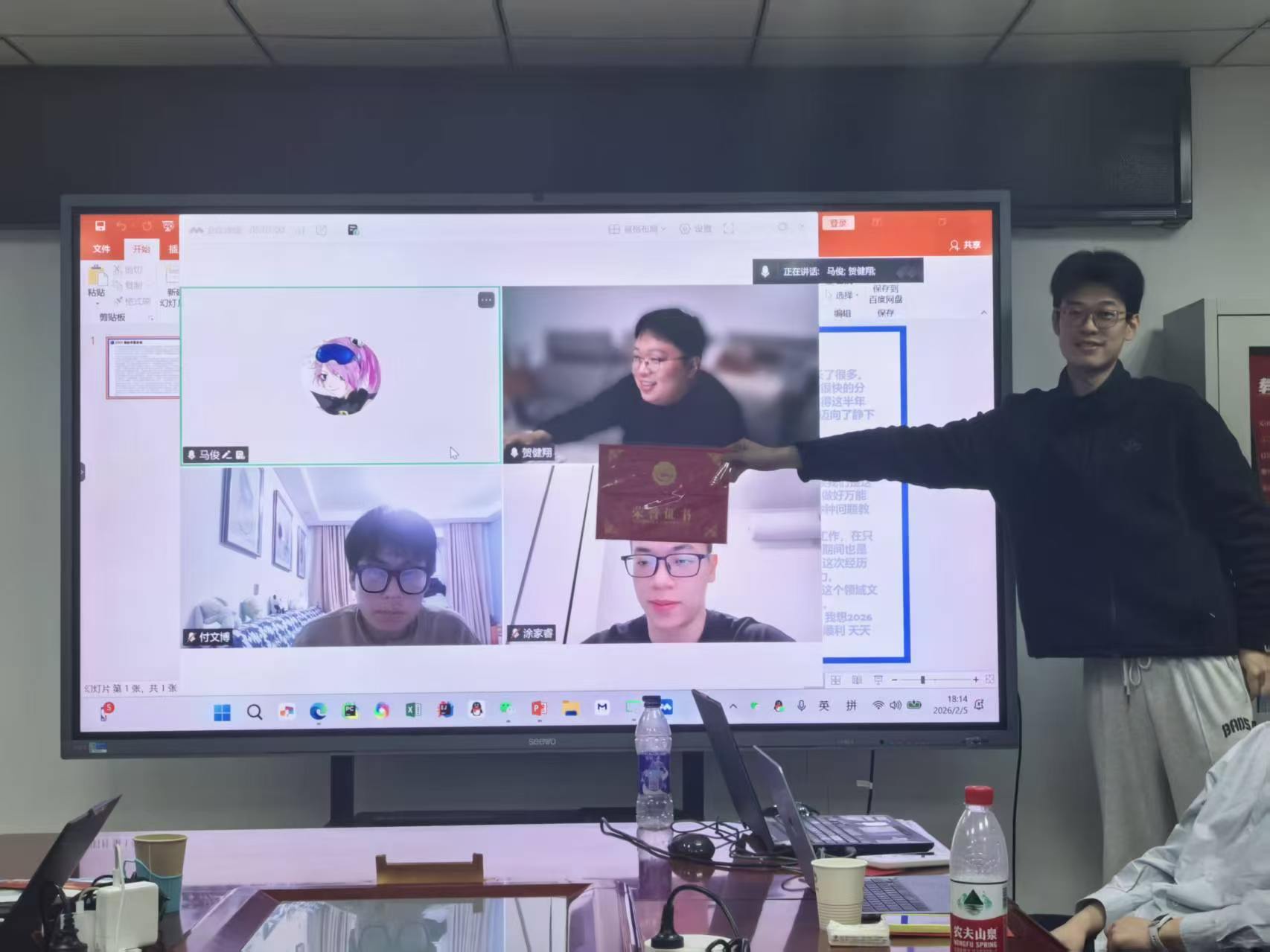 线上线下同步进行，颁发荣誉证书
